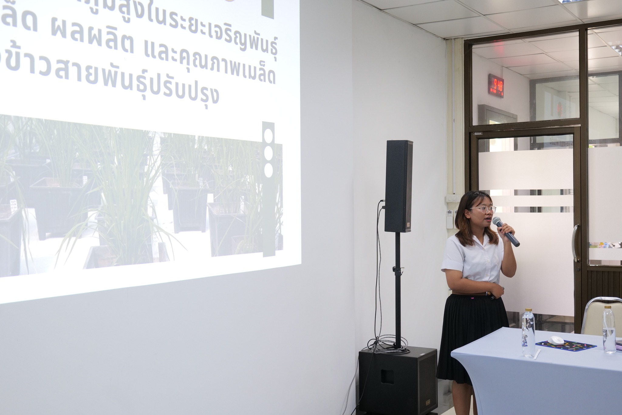 นักศึกษาฝึกสหกิจฯ ม.ธรรมศาสตร์ ศูนย์รังสิต นำเสนอผลงานสรุปผลการปฏิบัติงานสหกิจศึกษา ณ สถานีรวมใจพัฒนาความรู้