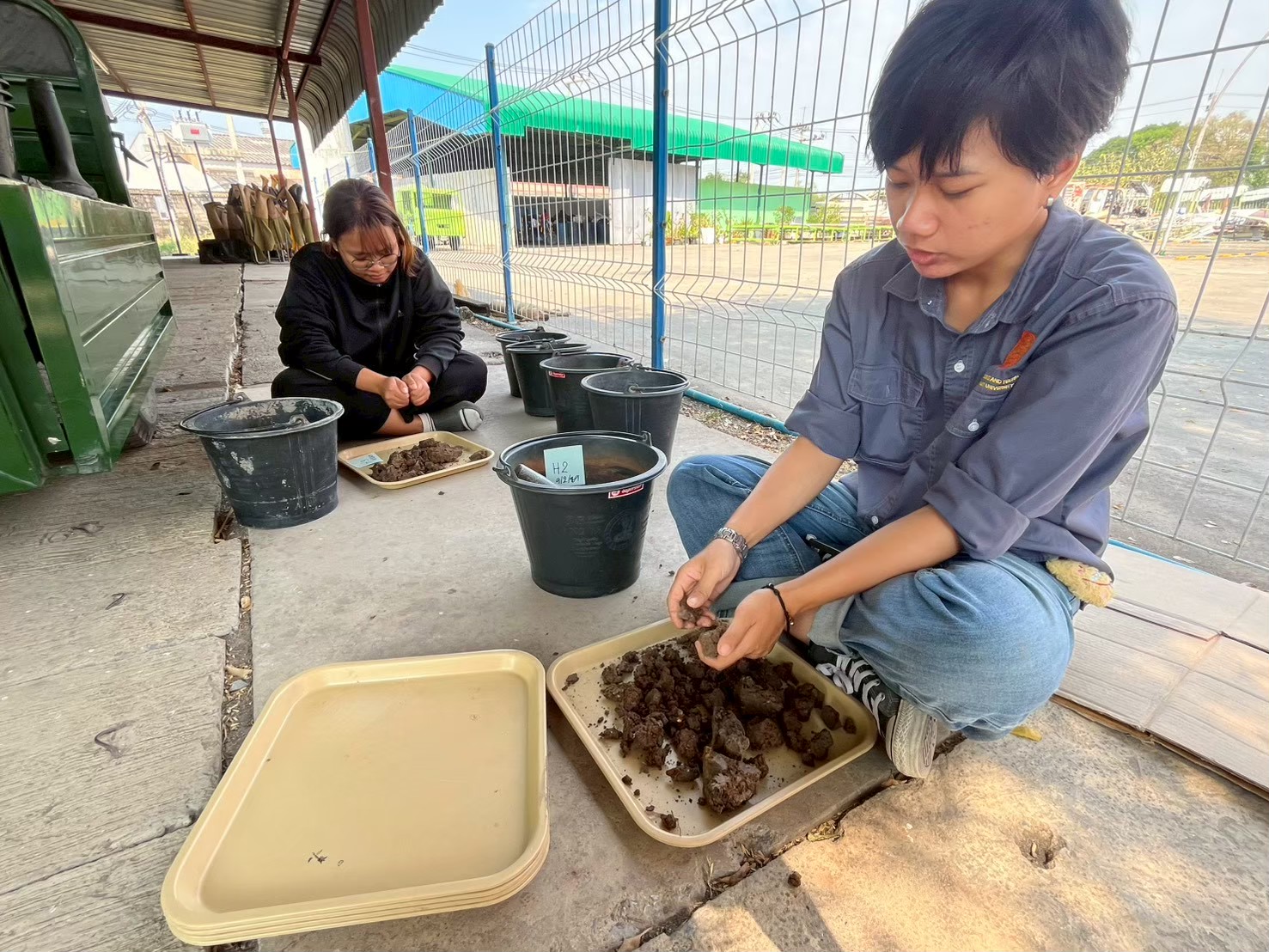 นักศึกษาฝึกสหกิจฯ ม.ธรรมศาสตร์ ศูนย์รังสิต นำเสนอผลงานสรุปผลการปฏิบัติงานสหกิจศึกษา ณ สถานีรวมใจพัฒนาความรู้