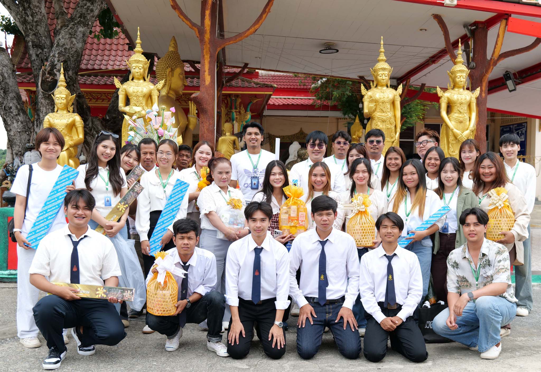 พนักงานและนักศึกษาฝึกงานบริษัท รวมใจพัฒนาความรู้ จำกัด ร่วมถวายเทียนพรรษาพร้อมทั้งเครื่องสังฆทานและร่วมหล่อเทียนพรรษา