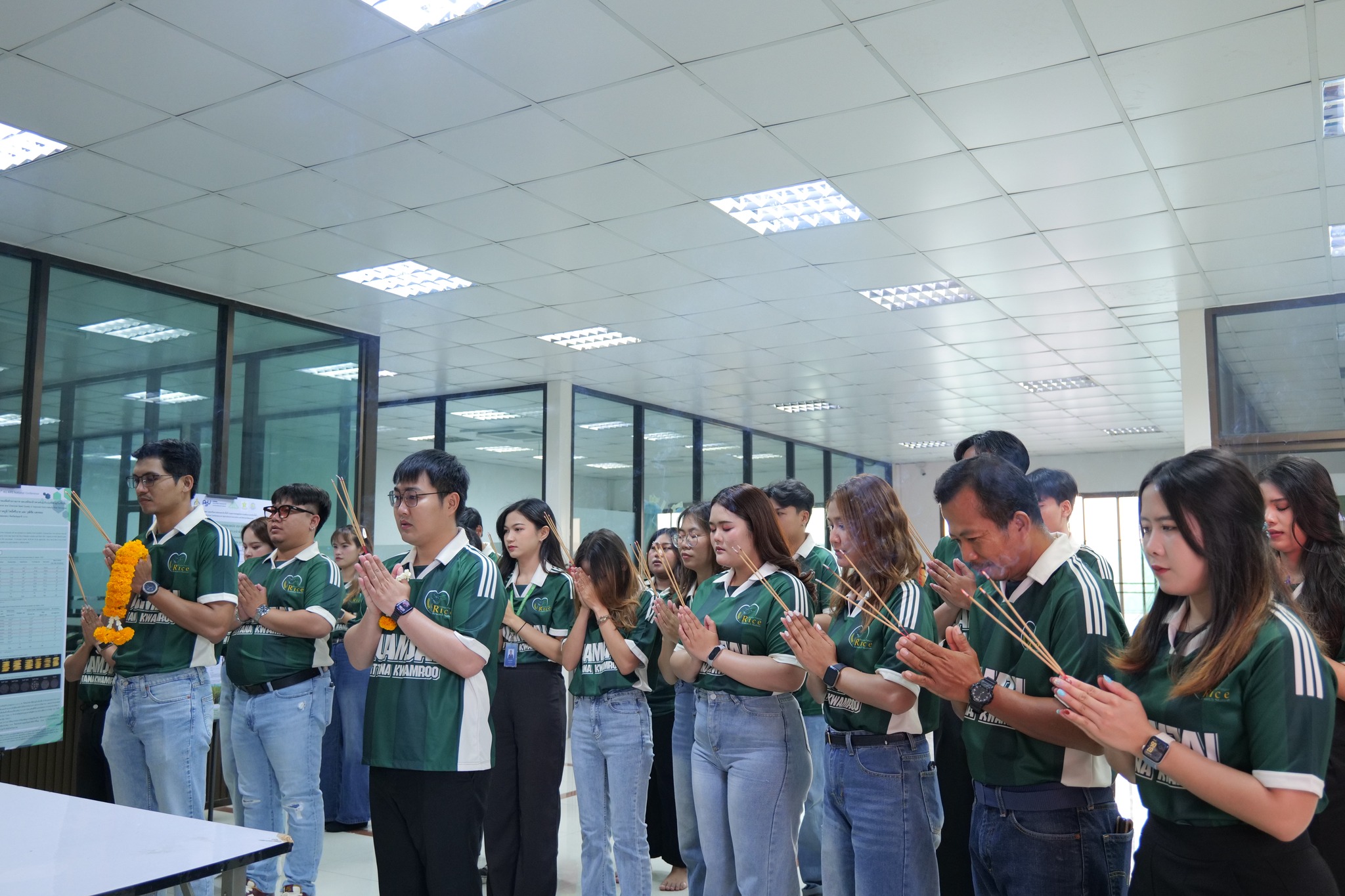 สถานีวิจัยรวมใจพัฒนาความรู้ ได้จัดกิจกรรมสุดพิเศษ "ส่งท้ายปีเก่า ต้อนรับปีใหม่" เพื่อเปลี่ยนวันทำงานให้เป็นวันแห่งความสุข