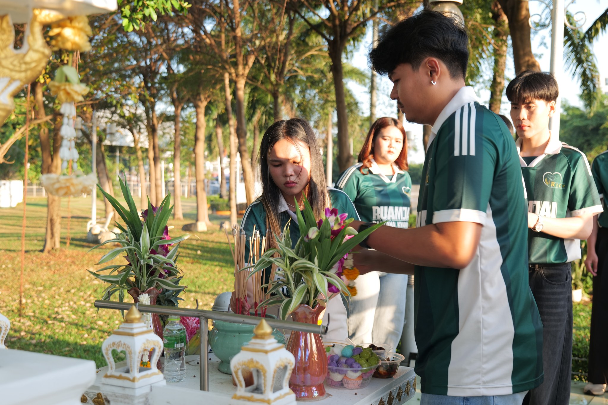 สถานีวิจัยรวมใจพัฒนาความรู้ ได้จัดกิจกรรมสุดพิเศษ "ส่งท้ายปีเก่า ต้อนรับปีใหม่" เพื่อเปลี่ยนวันทำงานให้เป็นวันแห่งความสุข