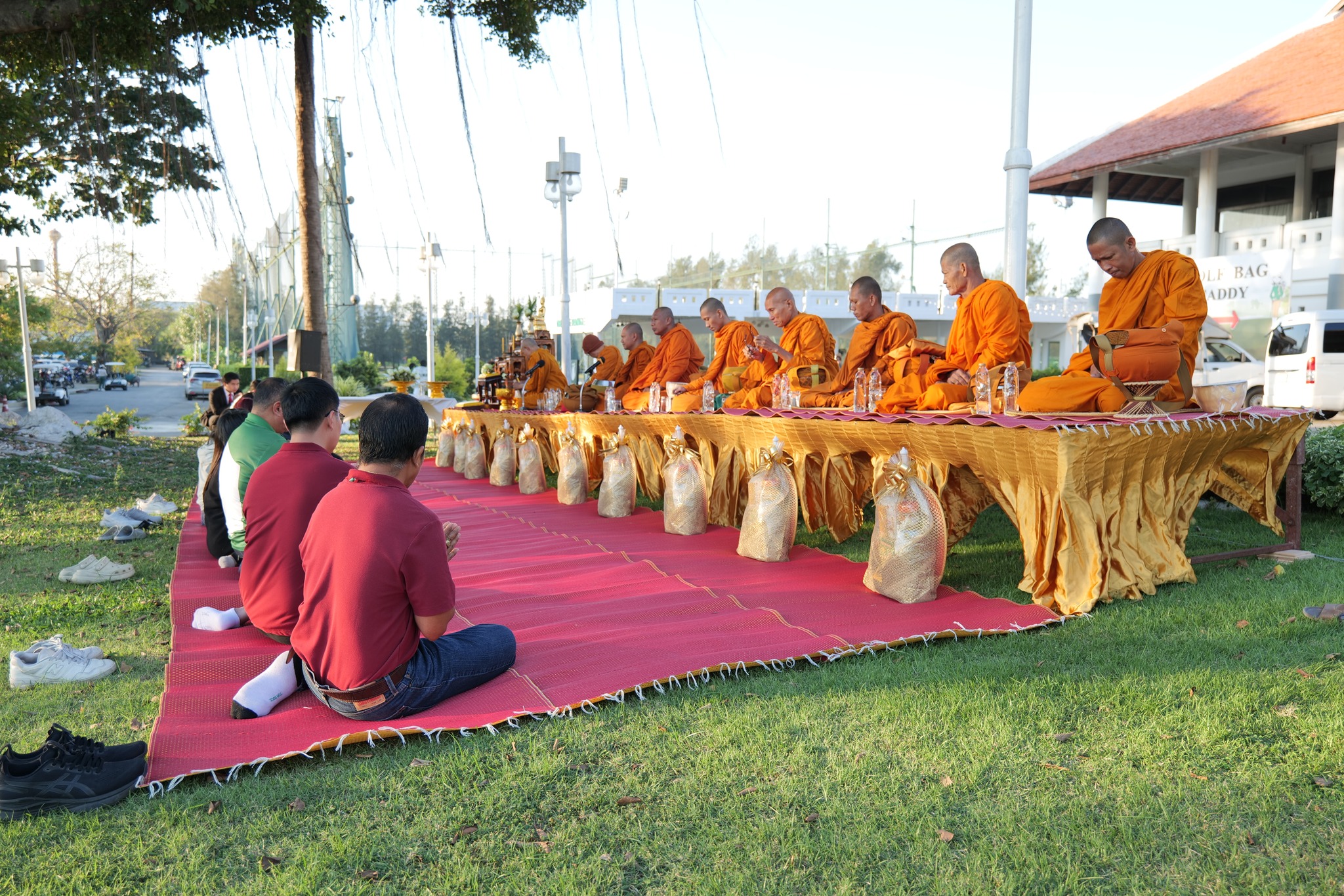 ร่วมทำบุญตักบาตรอาหารแห้งเนื่องในวันขึ้นปีใหม่
