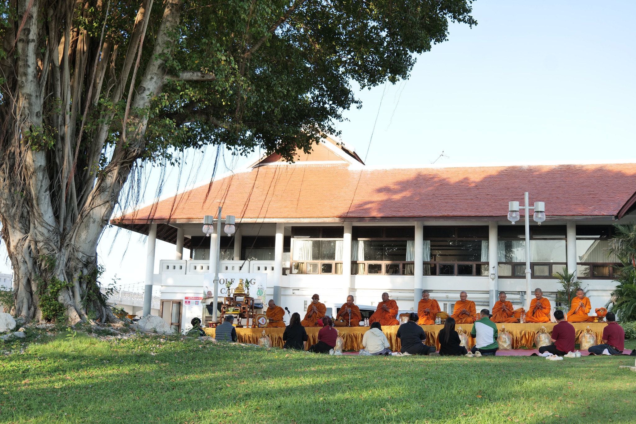 ร่วมทำบุญตักบาตรอาหารแห้งเนื่องในวันขึ้นปีใหม่