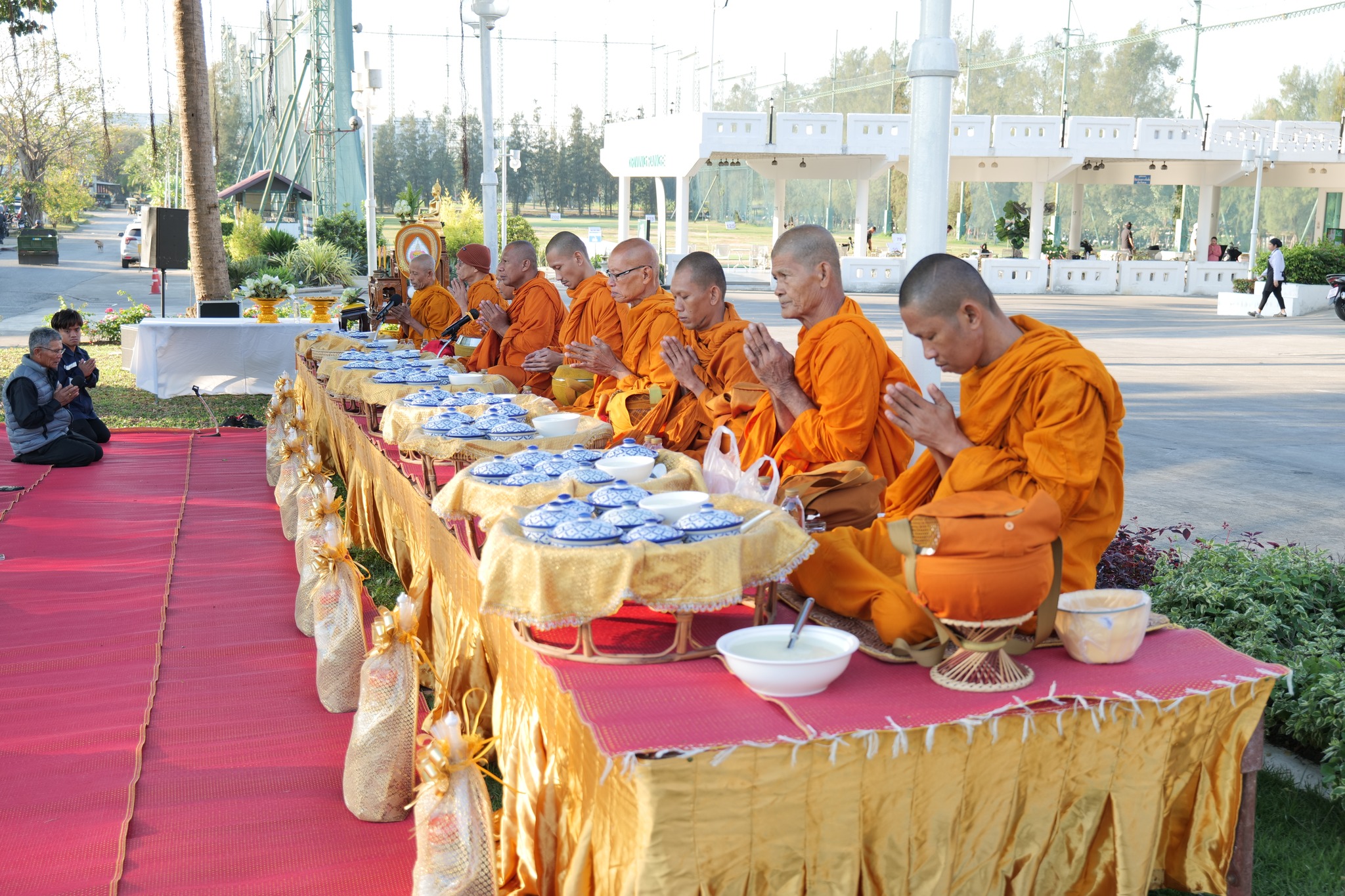ร่วมทำบุญตักบาตรอาหารแห้งเนื่องในวันขึ้นปีใหม่