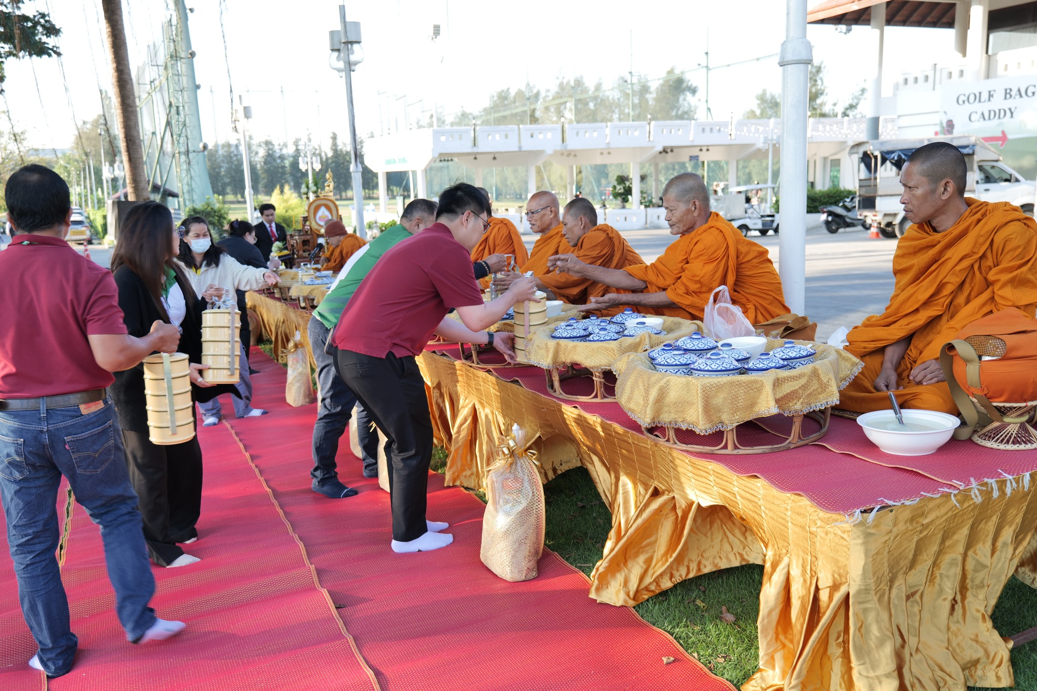 ร่วมทำบุญตักบาตรอาหารแห้งเนื่องในวันขึ้นปีใหม่