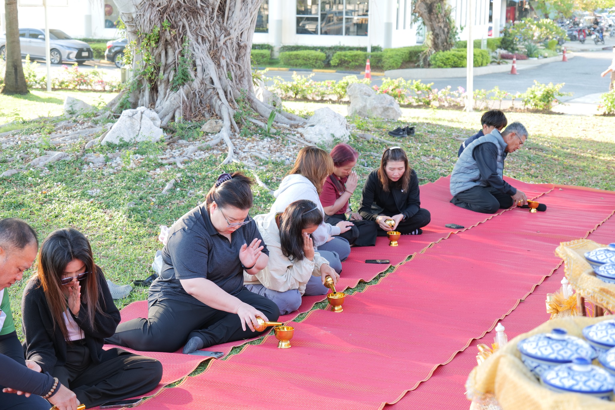 ร่วมทำบุญตักบาตรอาหารแห้งเนื่องในวันขึ้นปีใหม่