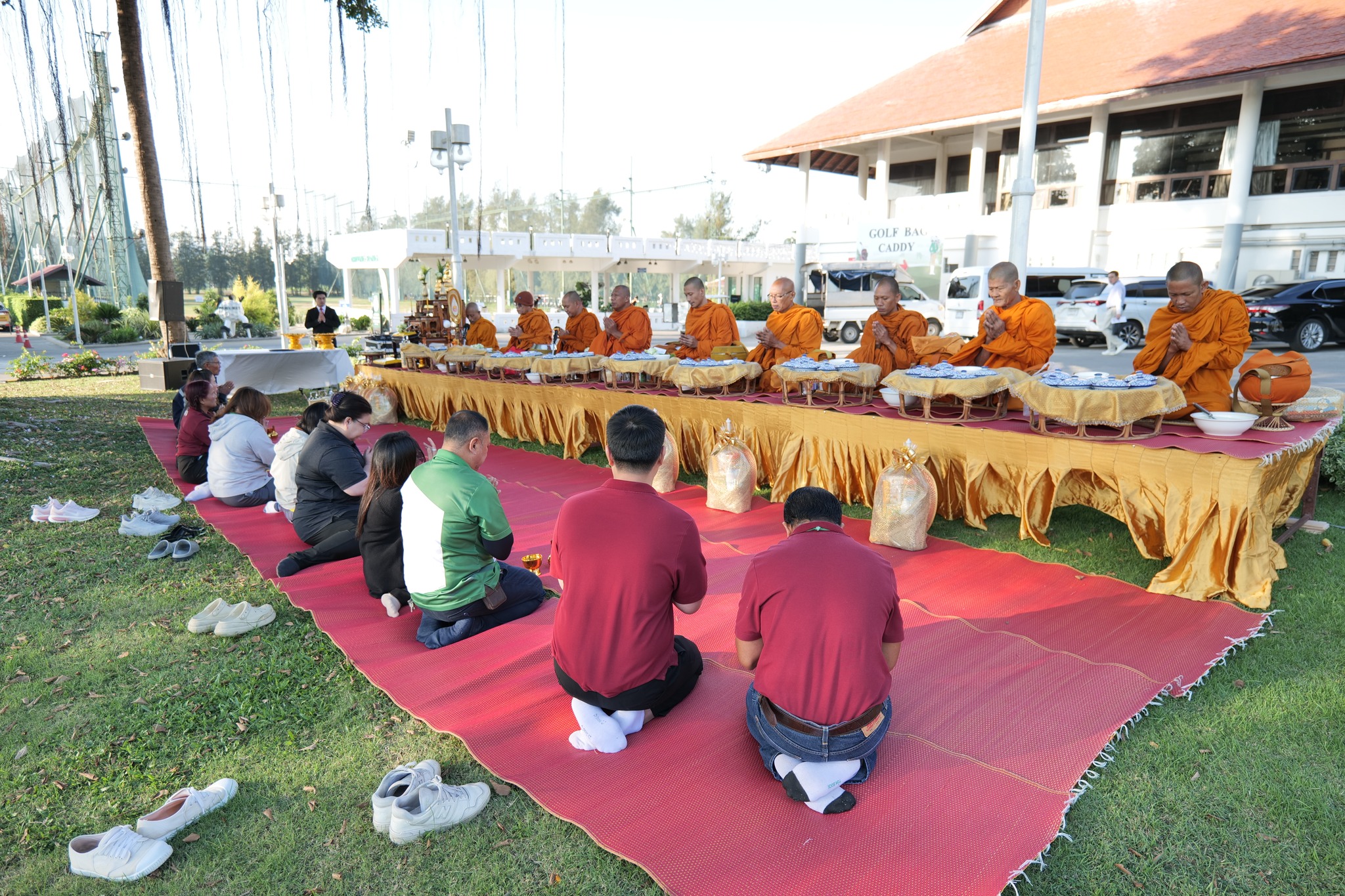 ร่วมทำบุญตักบาตรอาหารแห้งเนื่องในวันขึ้นปีใหม่