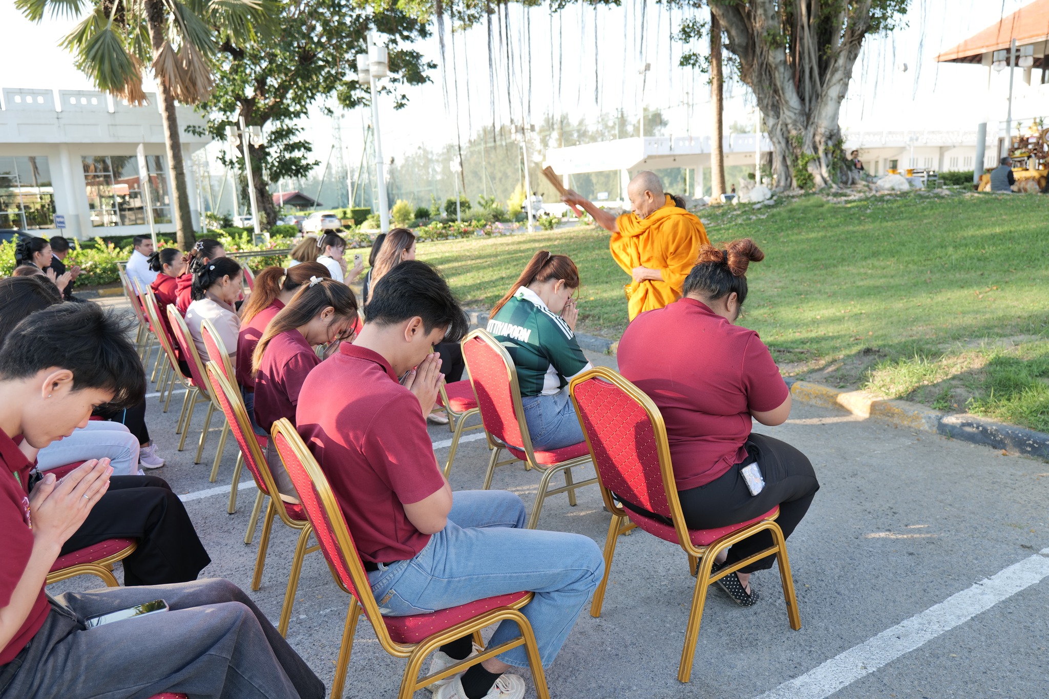 ร่วมทำบุญตักบาตรอาหารแห้งเนื่องในวันขึ้นปีใหม่