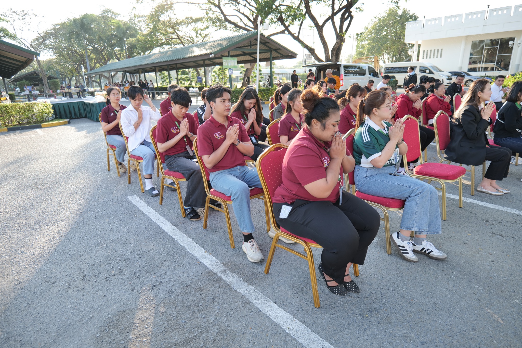 ร่วมทำบุญตักบาตรอาหารแห้งเนื่องในวันขึ้นปีใหม่