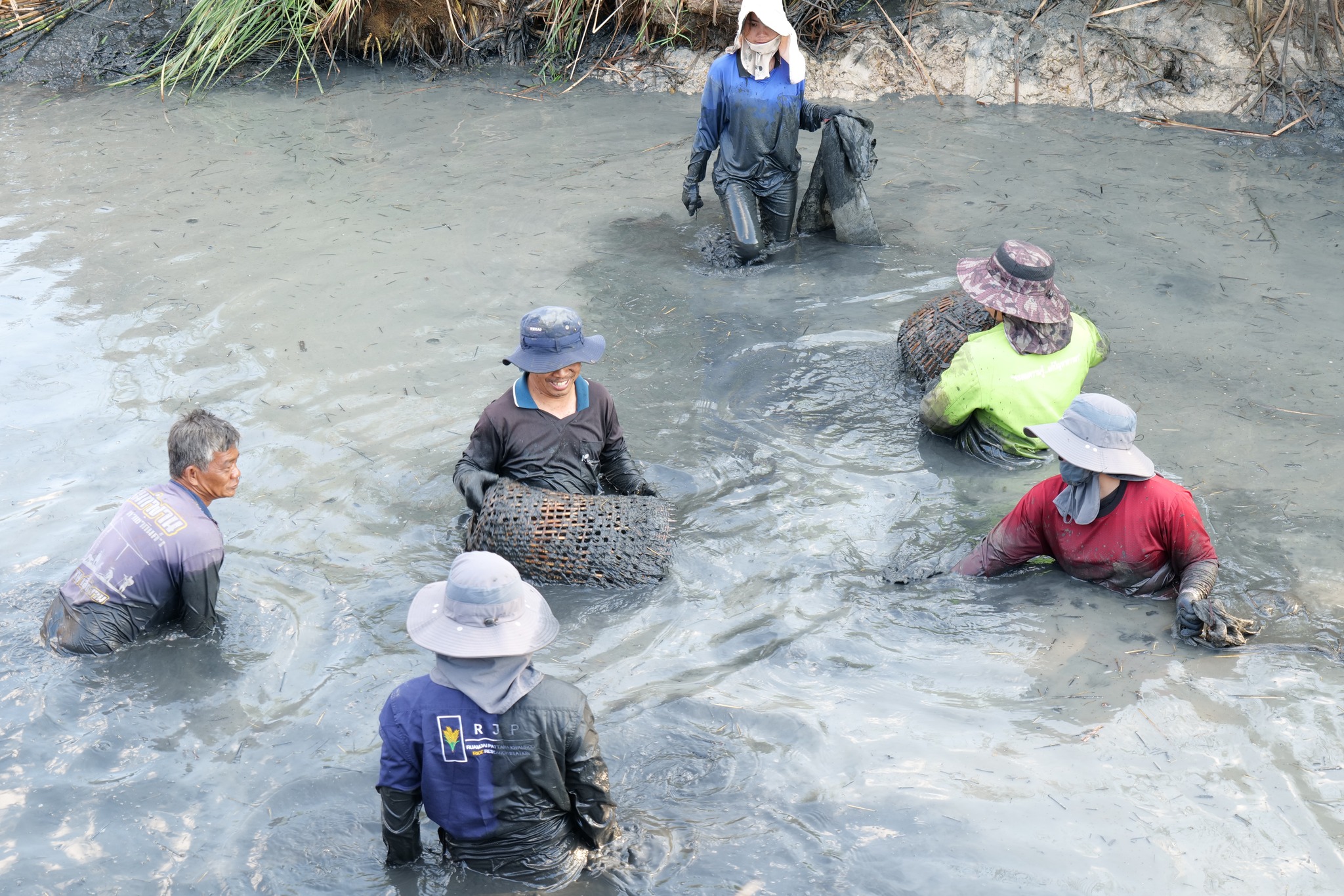 กิจกรรมขุดลอกบ่อประจำปี ต้อนรับปีใหม่