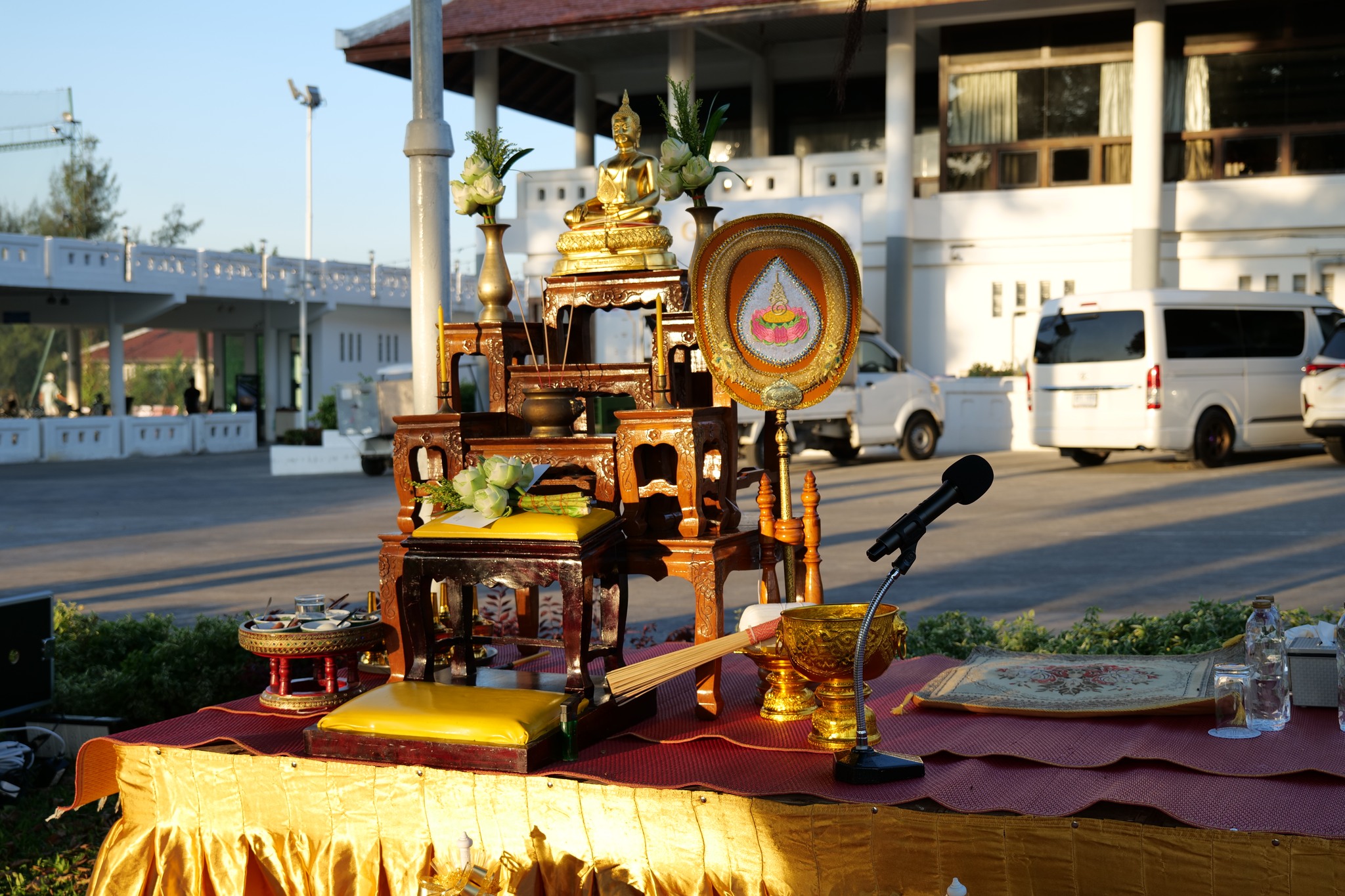 ร่วมทำบุญตักบาตรอาหารแห้งเนื่องในวันขึ้นปีใหม่