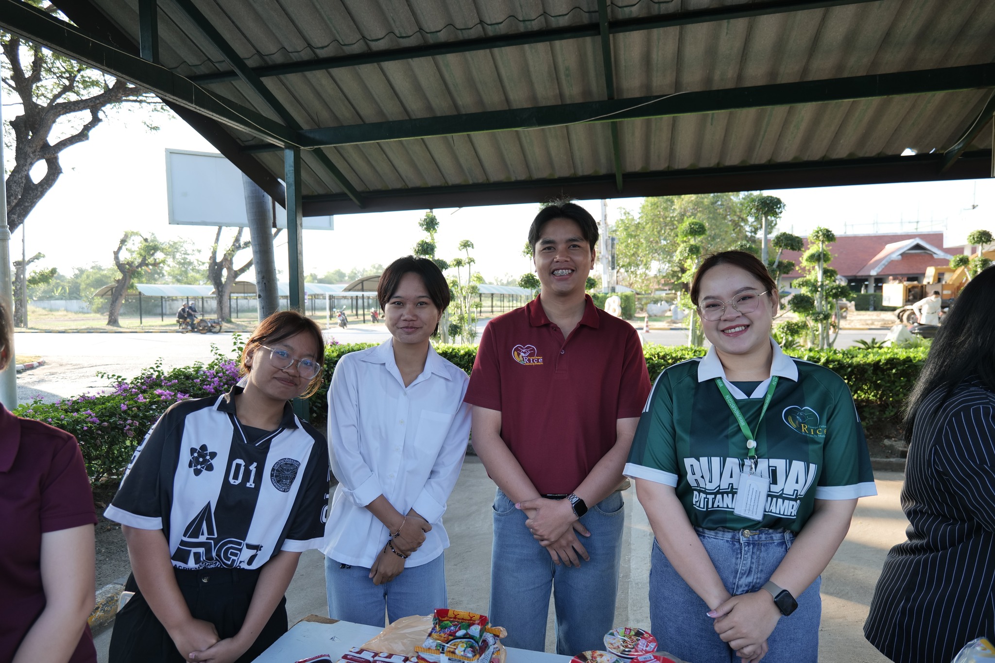 ร่วมทำบุญตักบาตรอาหารแห้งเนื่องในวันขึ้นปีใหม่