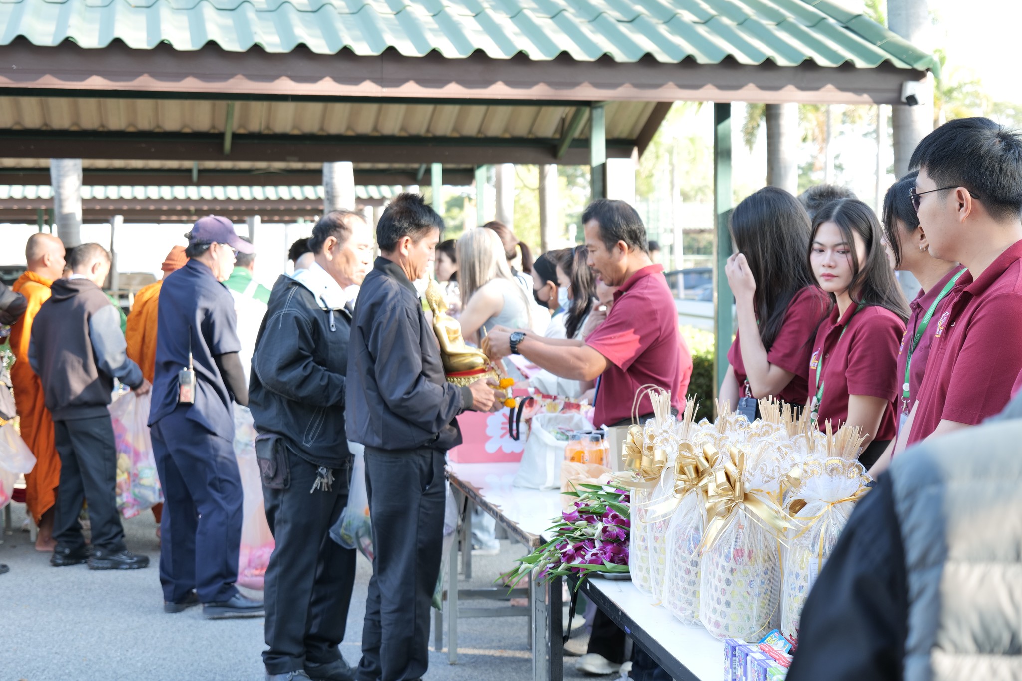 ร่วมทำบุญตักบาตรอาหารแห้งเนื่องในวันขึ้นปีใหม่