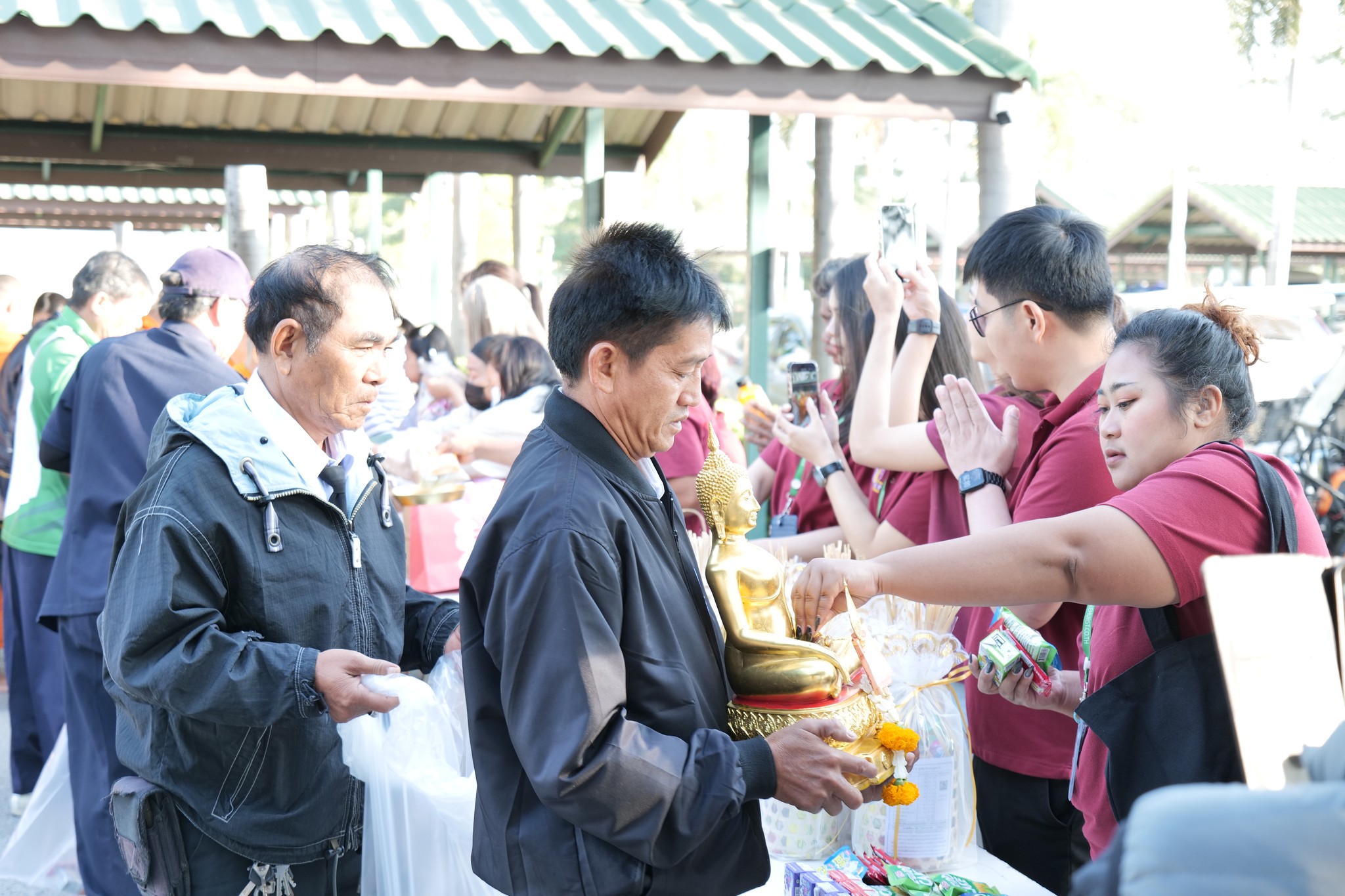 ร่วมทำบุญตักบาตรอาหารแห้งเนื่องในวันขึ้นปีใหม่