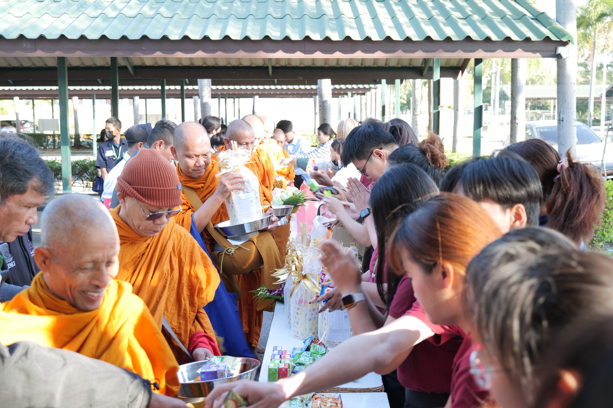 ร่วมทำบุญตักบาตรอาหารแห้งเนื่องในวันขึ้นปีใหม่