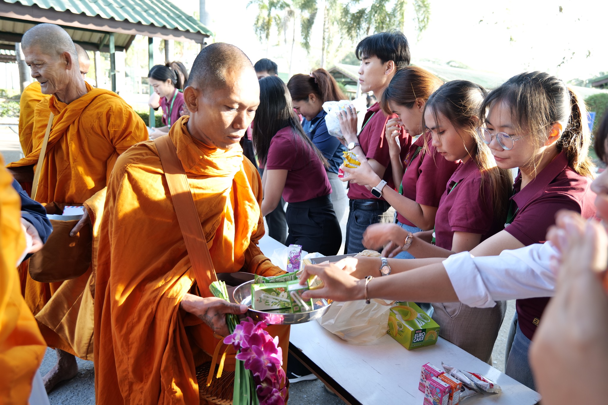 ร่วมทำบุญตักบาตรอาหารแห้งเนื่องในวันขึ้นปีใหม่