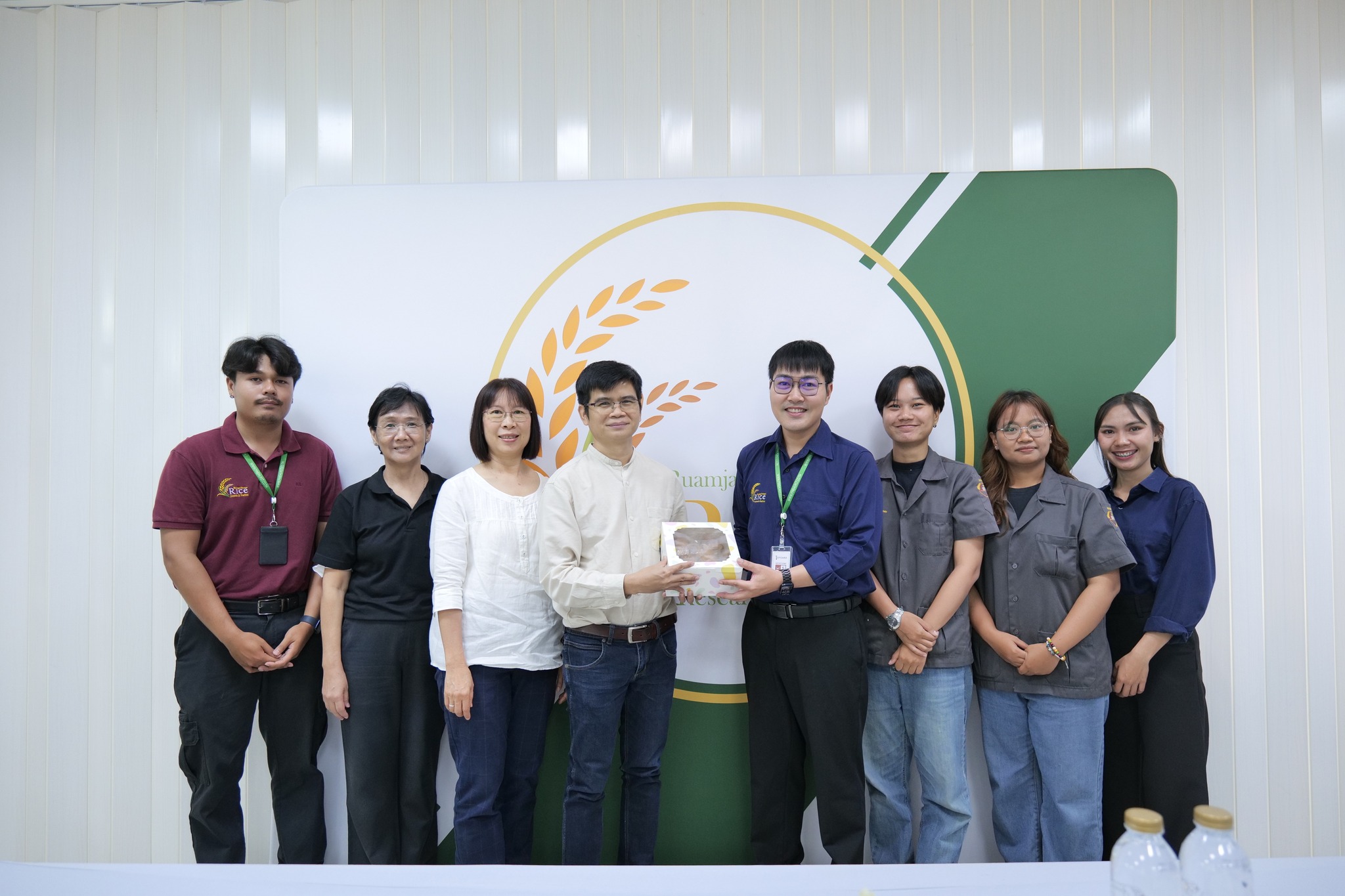 อาจารย์สาขาวิชาเทคโนโลยีการเกษตร ม.ธรรมศาสตร์ ศูนย์รังสิต เข้านิเทศนักศึกษาสหกิจศึกษา ณ สถานีวิจัยรวมใจพัฒนาความรู้