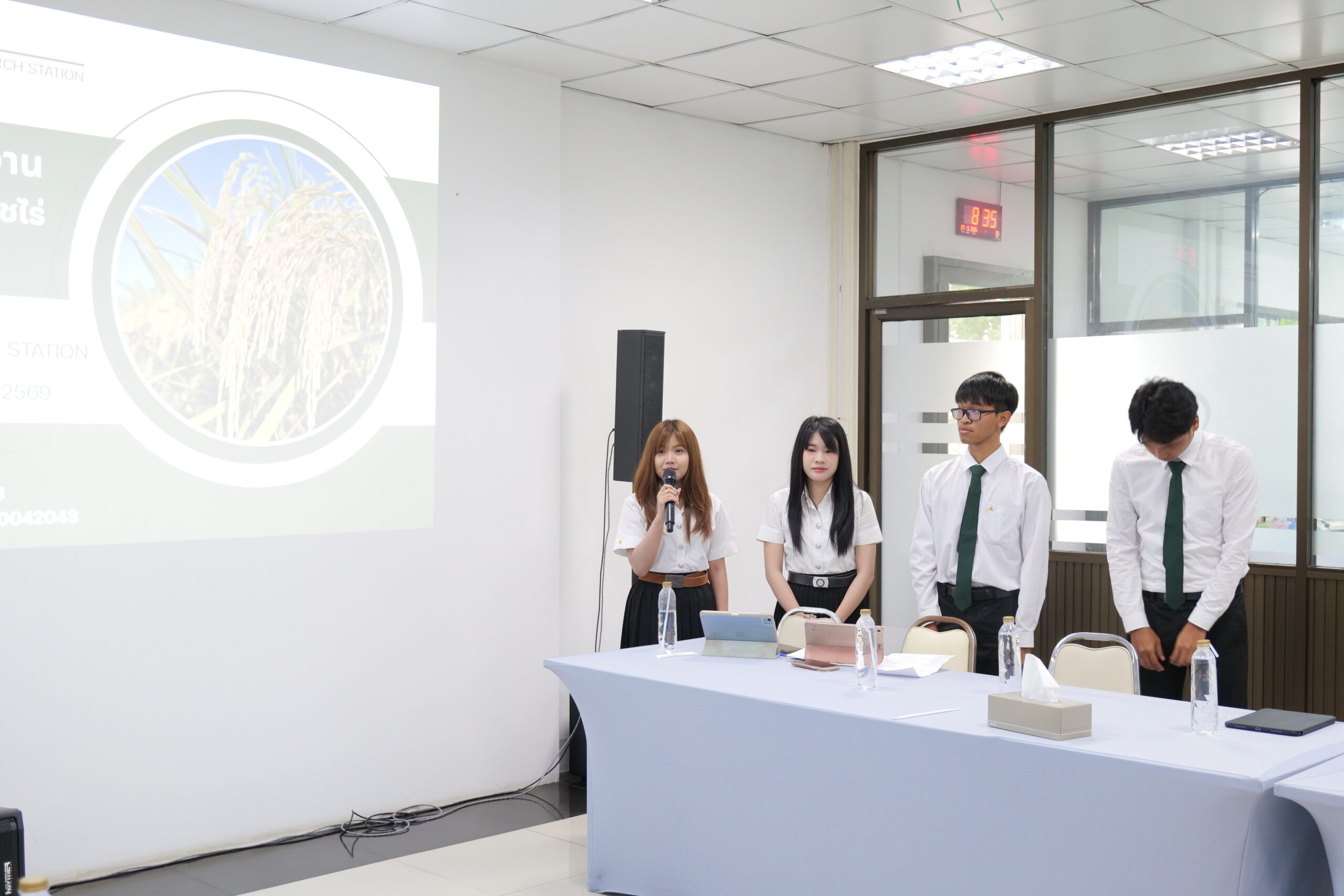 นักศึกษาฝึกงานมหาวิทยาลัยอุบลราชธานี นำเสนอผลการฝึกปฏิบัติงาน ณ สถานีวิจัยรวมใจพัฒนาความรู้