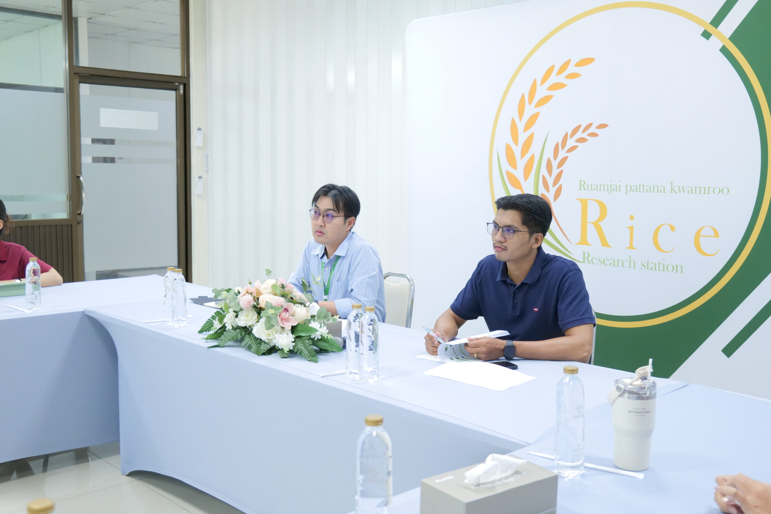 นักศึกษาฝึกงานมหาวิทยาลัยอุบลราชธานี นำเสนอผลการฝึกปฏิบัติงาน ณ สถานีวิจัยรวมใจพัฒนาความรู้