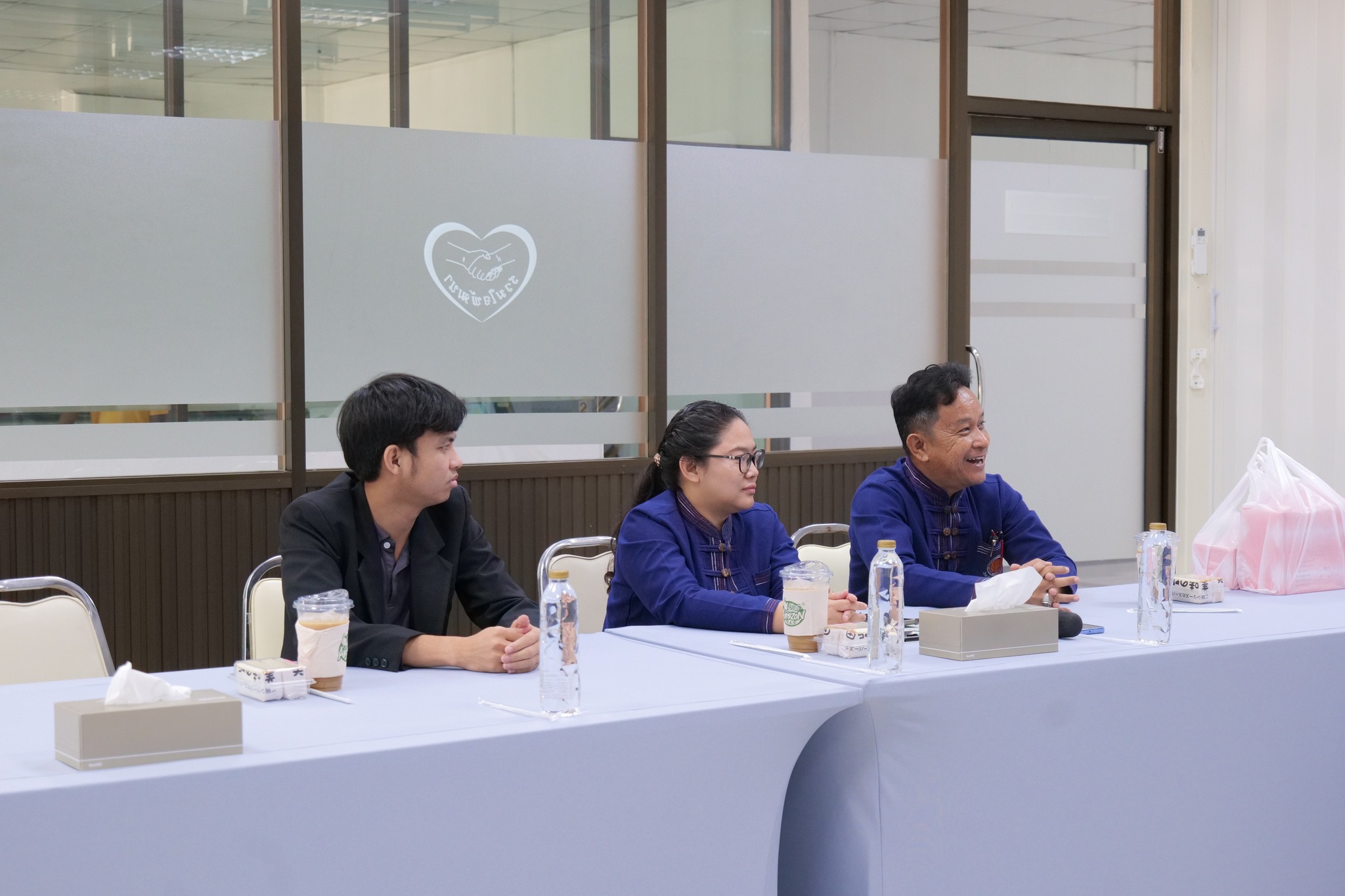 วันที่ 28 เมษายน 2569 คณะครูและผู้บริหารจากวิทยาลัยเกษตรและเทคโนโลยีอุทัยธานี ได้เดินทางมานิเทศก์และติดตามผลการฝึกประสบการณ์วิชาชีพของครูวรัลดา จันทะโก (แผนกวิชาพืชศาสตร์) ณ สถานีวิจัยรวมใจพัฒนาความรู้ โดยได้ร่วมกันแลกเปลี่ยนแนวทางการประเมินสมรรถนะวิชาชีพ เพื่อให้มั่นใจว่าบุคลากรที่มาฝึกฯ จะได้รับทักษะที่นำไปใช้พัฒนาการเรียนการสอนได้จริง นอกจากนี้ ยังได้ร่วมหารือถึงแนวทางความร่วมมือในอนาคต เพื่อยกระดับหลักสูตรด้านเทคโนโลยีการเกษตรและการพัฒนานักศึกษารุ่นใหม่ให้ก้าวทันนวัตกรรมที่เปลี่ยนแปลงไป สถานีวิจัยฯ พร้อมเป็นพื้นที่แห่งการเรียนรู้และสนับสนุนภาคการศึกษาเกษตรไทย เพื่อร่วมกันสร้างบุคลากรที่มีคุณภาพสู่สังคมต่อไปในอนาคต