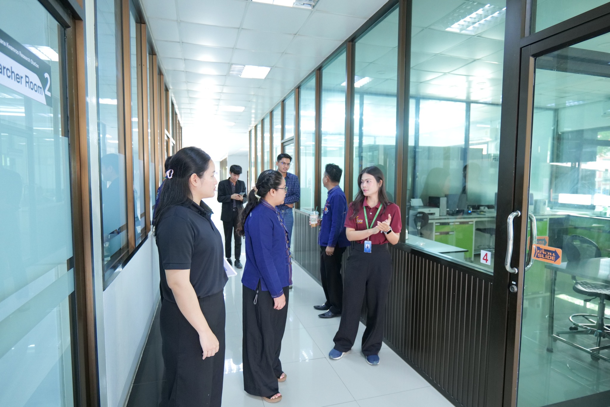 วันที่ 28 เมษายน 2569 คณะครูและผู้บริหารจากวิทยาลัยเกษตรและเทคโนโลยีอุทัยธานี ได้เดินทางมานิเทศก์และติดตามผลการฝึกประสบการณ์วิชาชีพของครูวรัลดา จันทะโก (แผนกวิชาพืชศาสตร์) ณ สถานีวิจัยรวมใจพัฒนาความรู้ โดยได้ร่วมกันแลกเปลี่ยนแนวทางการประเมินสมรรถนะวิชาชีพ เพื่อให้มั่นใจว่าบุคลากรที่มาฝึกฯ จะได้รับทักษะที่นำไปใช้พัฒนาการเรียนการสอนได้จริง นอกจากนี้ ยังได้ร่วมหารือถึงแนวทางความร่วมมือในอนาคต เพื่อยกระดับหลักสูตรด้านเทคโนโลยีการเกษตรและการพัฒนานักศึกษารุ่นใหม่ให้ก้าวทันนวัตกรรมที่เปลี่ยนแปลงไป สถานีวิจัยฯ พร้อมเป็นพื้นที่แห่งการเรียนรู้และสนับสนุนภาคการศึกษาเกษตรไทย เพื่อร่วมกันสร้างบุคลากรที่มีคุณภาพสู่สังคมต่อไปในอนาคต