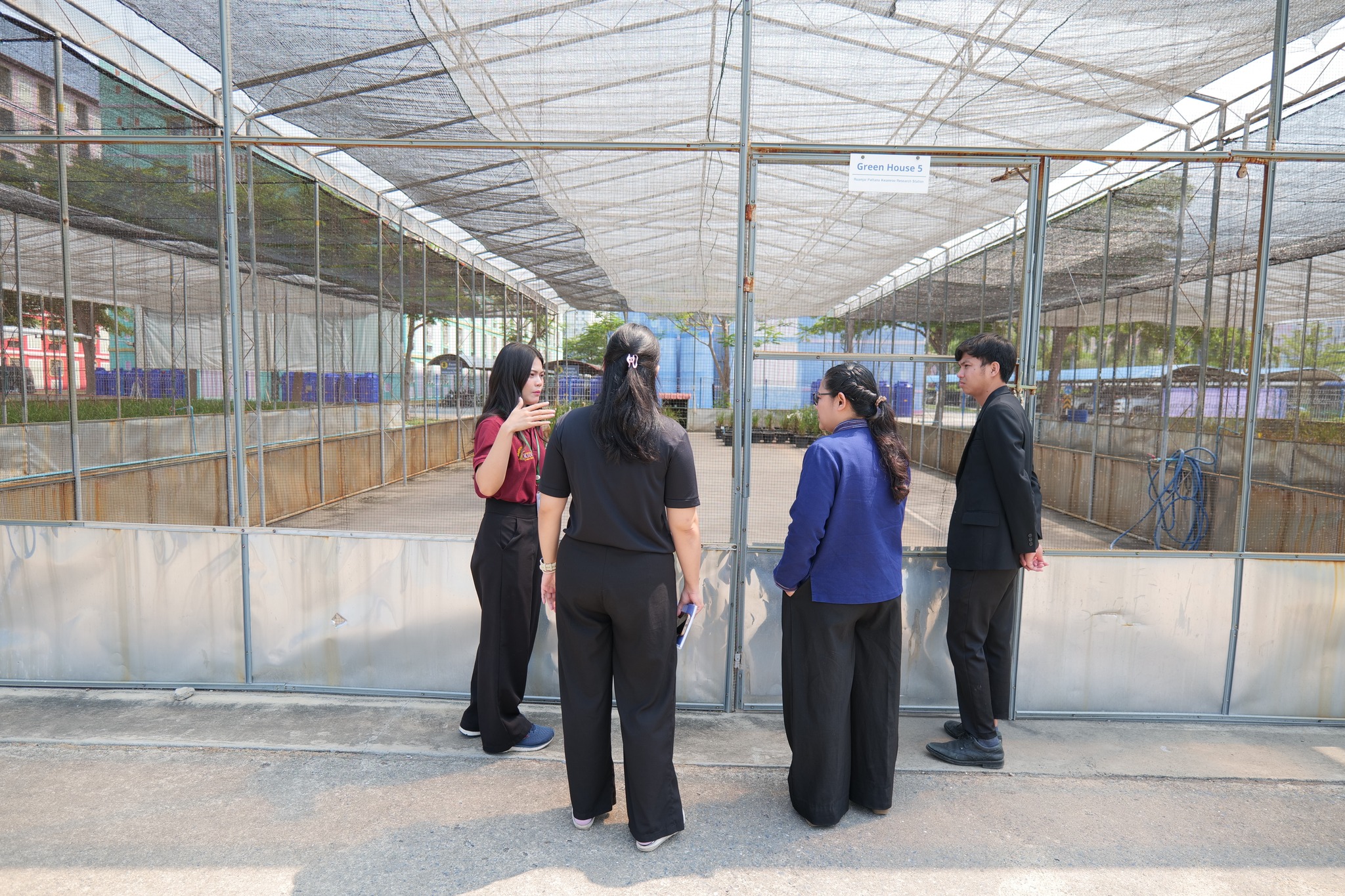 วันที่ 28 เมษายน 2569 คณะครูและผู้บริหารจากวิทยาลัยเกษตรและเทคโนโลยีอุทัยธานี ได้เดินทางมานิเทศก์และติดตามผลการฝึกประสบการณ์วิชาชีพของครูวรัลดา จันทะโก (แผนกวิชาพืชศาสตร์) ณ สถานีวิจัยรวมใจพัฒนาความรู้ โดยได้ร่วมกันแลกเปลี่ยนแนวทางการประเมินสมรรถนะวิชาชีพ เพื่อให้มั่นใจว่าบุคลากรที่มาฝึกฯ จะได้รับทักษะที่นำไปใช้พัฒนาการเรียนการสอนได้จริง นอกจากนี้ ยังได้ร่วมหารือถึงแนวทางความร่วมมือในอนาคต เพื่อยกระดับหลักสูตรด้านเทคโนโลยีการเกษตรและการพัฒนานักศึกษารุ่นใหม่ให้ก้าวทันนวัตกรรมที่เปลี่ยนแปลงไป สถานีวิจัยฯ พร้อมเป็นพื้นที่แห่งการเรียนรู้และสนับสนุนภาคการศึกษาเกษตรไทย เพื่อร่วมกันสร้างบุคลากรที่มีคุณภาพสู่สังคมต่อไปในอนาคต